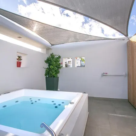 أجنحة ماركيز - للبالغين فقط