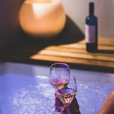 أجنحة ماركيز - للبالغين فقط