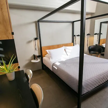 فندق أجنحة ماركيز - للبالغين فقط ثيرا