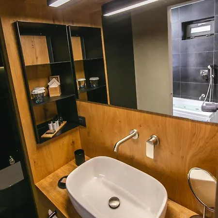 أجنحة ماركيز - للبالغين فقط