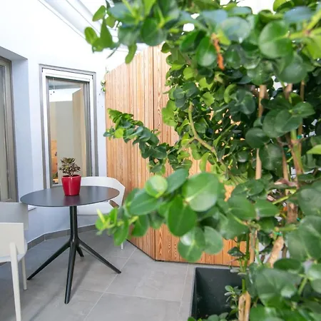 أجنحة ماركيز - للبالغين فقط