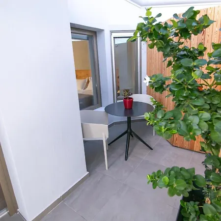 أجنحة ماركيز - للبالغين فقط