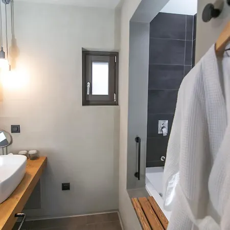 أجنحة ماركيز - للبالغين فقط